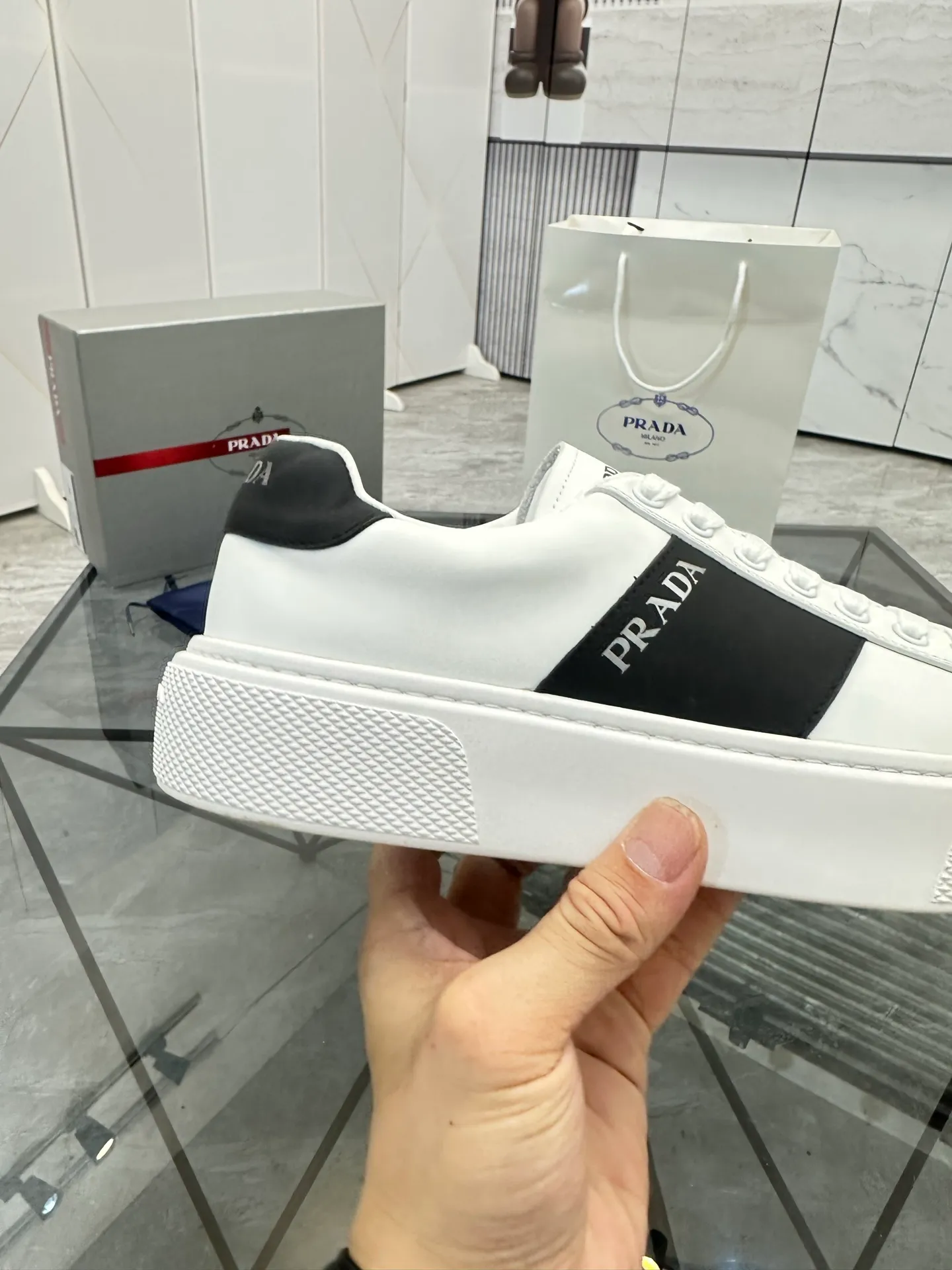 Men's shoes for sale💰: 💰P500¥ High-end top quality Product trademark: Prada * "Prada*" low-top casual shoes Regular size: 35-45 (can be customized to 46) Couple style Product materials: imported first-layer cowhide leather upper, water-dyed sheep lining, original outsole. No.: H201